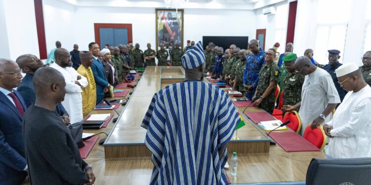 Palais Mohamed V : le président  Mamadi  Doumbouya préside une réunion du conseil supérieur de défense national