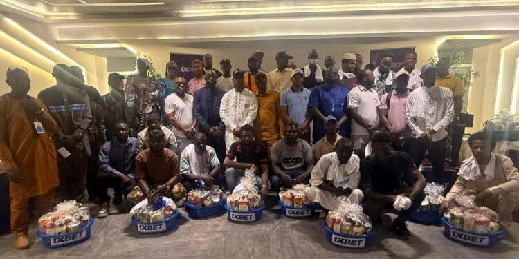 Solidarité interreligieuse: 1XBET Guinée illumine Ramadan et Carême en Guinée