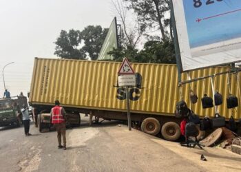 Pont 8 Novembre : un poids lourd endommage la chaussée, selon l’ONR