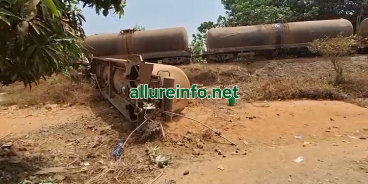 Dubréka : un train de Rusal déraille à Kènendé, une fuite de soude caustique inquiète les riverains