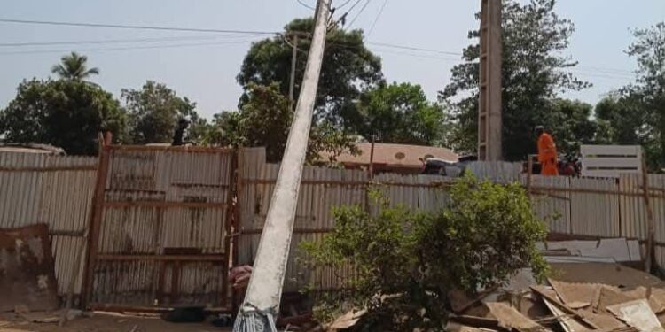 Forécariah : un poteau électrique endommagé par un camion, EDG réagit