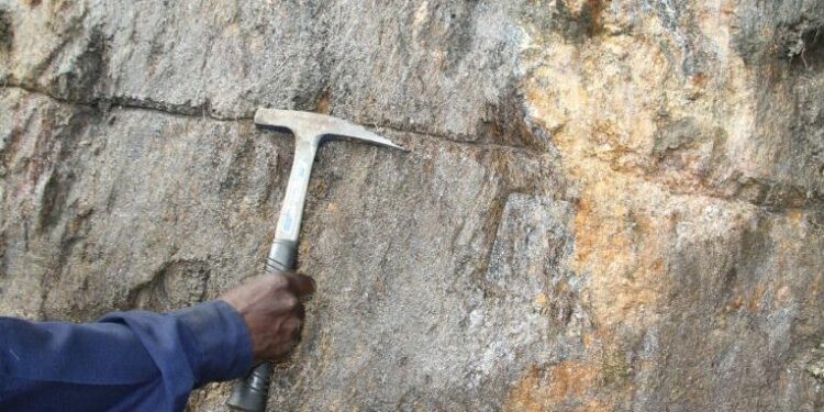 Graphite de Lola : Falcon Energy Materials attaque la Guinée pour « expropriation illégale » de son permis et reclame 100 millions de dollars