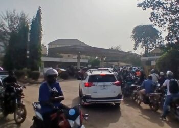 Conakry : longues files de véhicules devant les stations-service