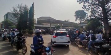 Conackry : longues files de véhicules devant les stations-service