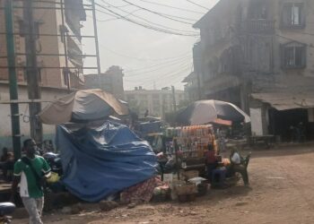 Lambangny : des vendeurs reprennent progressivement les abords de la route