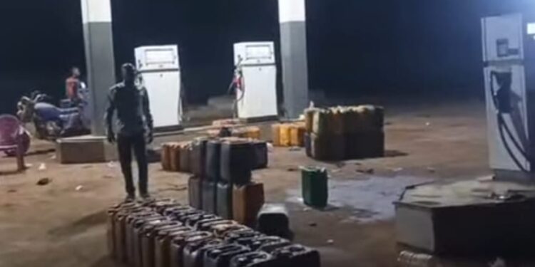 Trafic de carburant à Kourémalé : 182 bidons de gasoil saisis et 5 personnes interpellées lors d’une opération nocturne