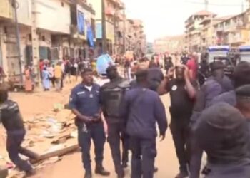 Madina : des femmes en foulard rouge dispersées par la police après une vive protestation