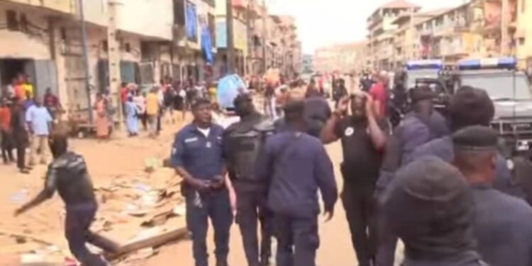 Madina : des femmes en foulard rouge dispersées par la police après une vive protestation