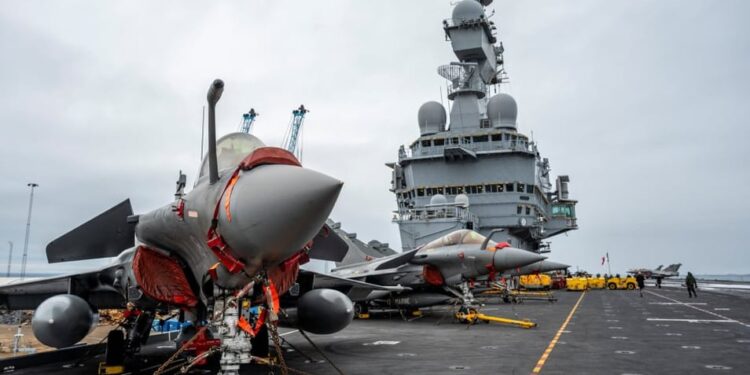 Moyen-Orient : la France met en route son porte-avion Charles Degaulle vers la méditerranée