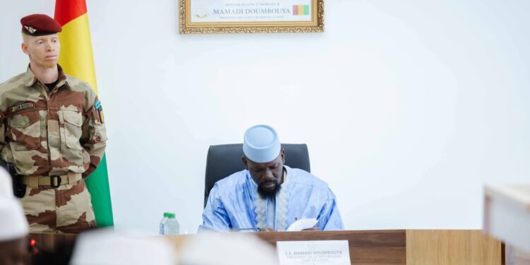Conseil des ministres : « finaliser les lois organiques restantes prévues dans la Constitution », a ordonné le président Mamadi