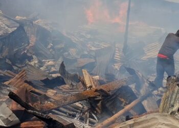 Kindia: un incendie dévaste un entrepôt de bois à Caravansérail