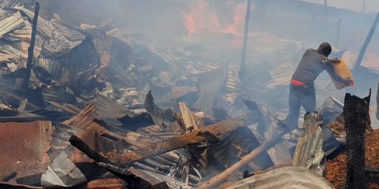 Kindia: un incendie dévaste un entrepôt de bois à Caravansérail