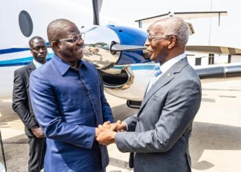 Visite officielle : Ilídio Vieira Té arrive à Conakry et est accueilli par le chef du gouvernement guinéen…..