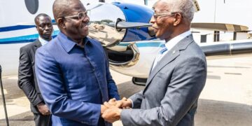 Visite officielle : Ilídio Vieira Té arrive à Conakry et est accueilli par le chef du gouvernement guinéen…..