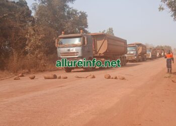 Poussière, camions et ras-le-bol : Moribaya se rebiffe