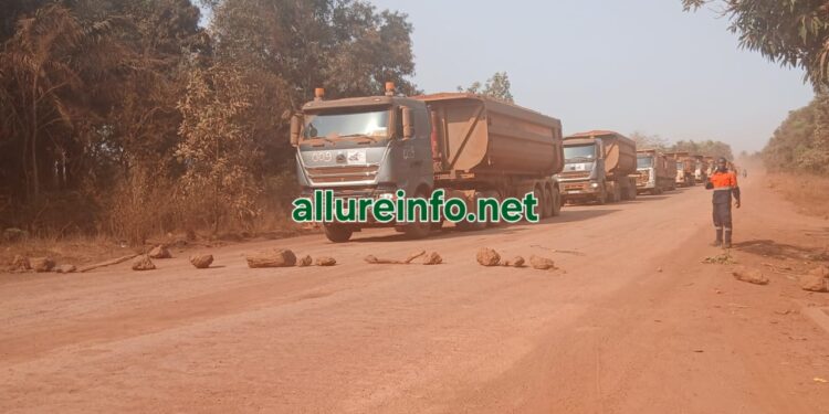 Poussière, camions et ras-le-bol : Moribaya se rebiffe