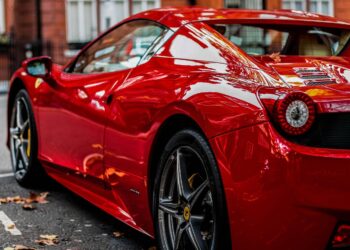 Insolite : à Toulon, ce livreur distribue gratuitement des pizzas au volant d’une Ferrari