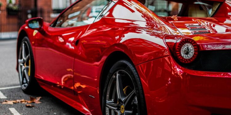 Insolite : à Toulon, ce livreur distribue gratuitement des pizzas au volant d’une Ferrari