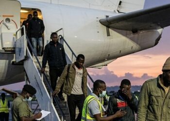 Migration irrégulière : 2 guinéens parmi neuf migrants expulsés par les États-Unis vers la Sierra-Léone