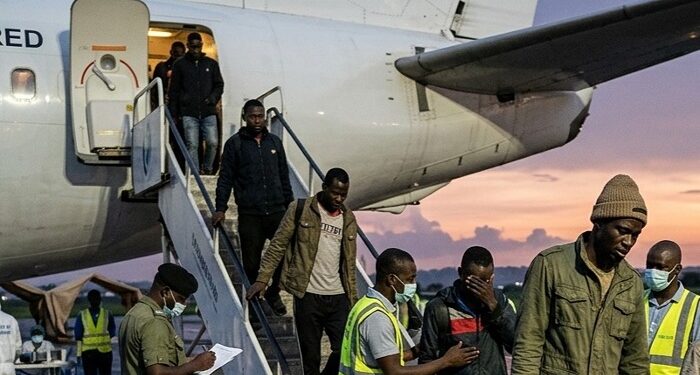 Migration irrégulière : 2 guinéens parmi neuf migrants expulsés par les États-Unis vers la Sierra-Léone