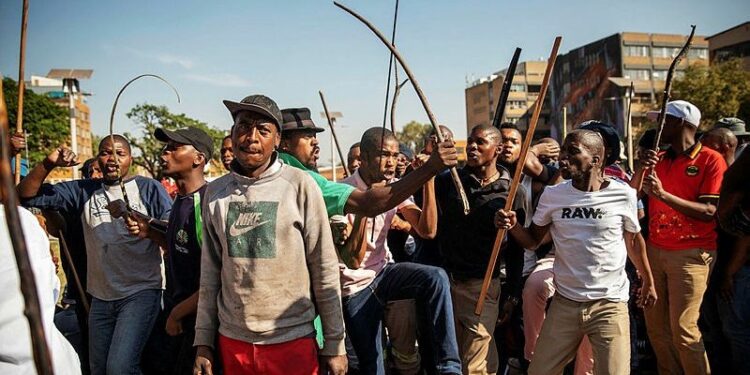 Afrique du Sud : tensions xénophobes signalées dans plusieurs villes, les autorités appellent à la retenue 