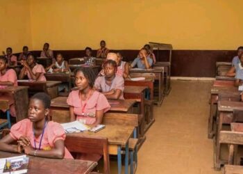 Éducation gratuite de 5 à 17 ans : le président Mamadi ordonne l’application de l’article 21 dès la rentrée scolaire 2026-2027