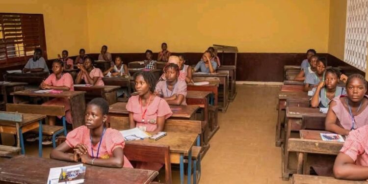 Éducation gratuite de 5 à 17 ans : le président Mamadi ordonne l’application de l’article 21 dès la rentrée scolaire 2026-2027