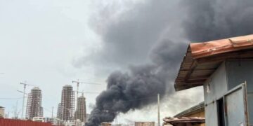 Incendie à l’ancien dépôt d’hydrocarbures : « le feu est maîtrisé, il n’y a ni blessés ni morts », déclare le colonel Ibrahima Sory Kaba