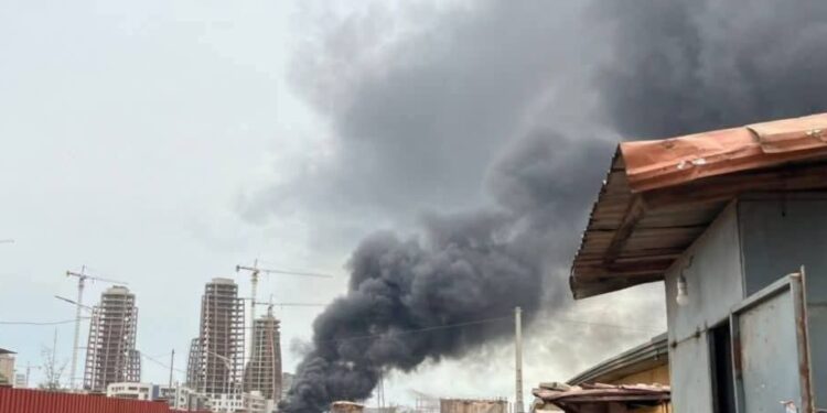 Incendie à l’ancien dépôt d’hydrocarbures : « le feu est maîtrisé, il n’y a ni blessés ni morts », déclare le colonel Ibrahima Sory Kaba