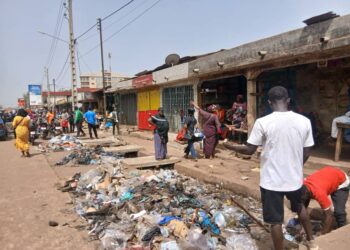Le ministre Aboubacar Camara ferme les boutique du marché d’Enta pour cause d’insalubrité