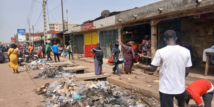 Le ministre Aboubacar Camara ferme les boutique du marché d’Enta pour cause d’insalubrité