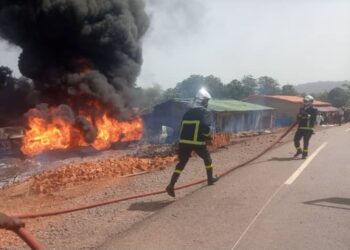 Mamou–Timbo : un mort, un blessé grave et deux habitations dévastées dans l&rsquo;incendie d&rsquo;un camion-citerne