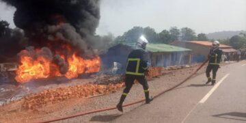 Mamou–Timbo : un mort, un blessé grave et deux habitations dévastées dans l&rsquo;incendie d&rsquo;un camion-citerne