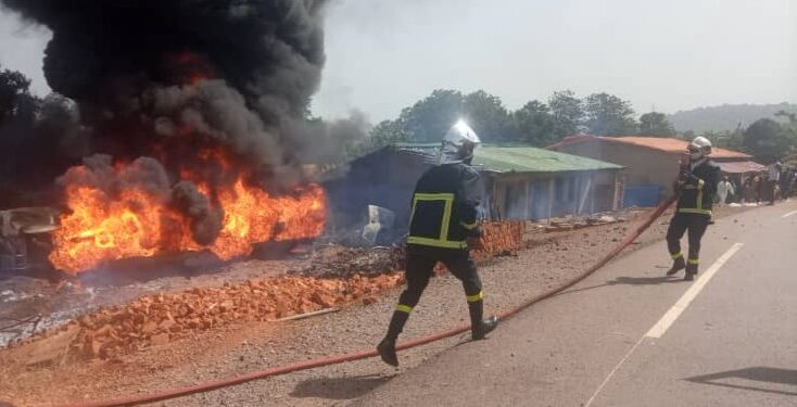 Mamou–Timbo : un mort, un blessé grave et deux habitations dévastées dans l&rsquo;incendie d&rsquo;un camion-citerne