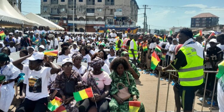 Dixinn en liesse : une marée humaine derrière Mélia Ismaël Soumah