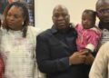 Aéroport de Conakry: une mère guinéenne retrouve son bébé après une séparation en Biélorussie