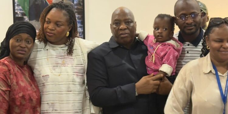 Aéroport de Conakry: une mère guinéenne retrouve son bébé après une séparation en Biélorussie