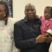 Aéroport de Conakry: une mère guinéenne retrouve son bébé après une séparation en Biélorussie
