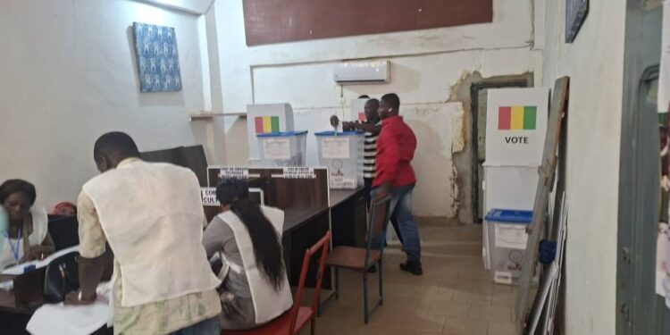 Élections législatives et communales : démarrage timide du vote dans la commune de Dixinn