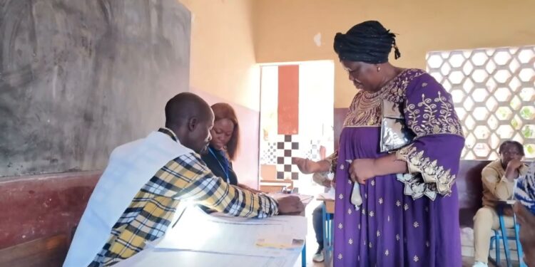 Élections législatives et communales : calme et faible affluence en debut de matinée à Sangoyah Mosquée