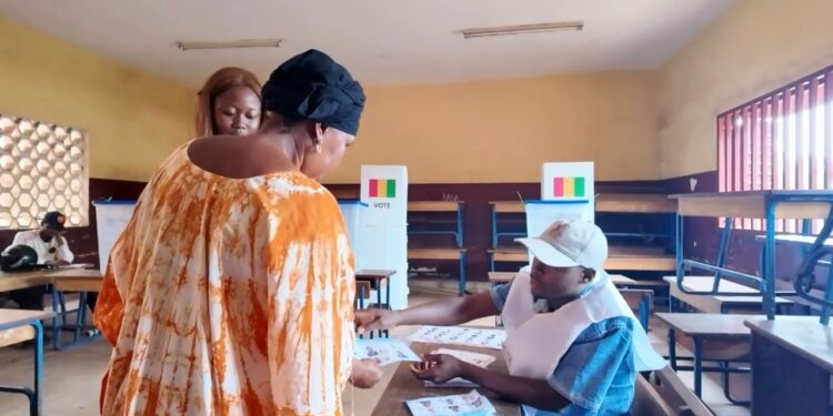 Élections législatives et communales : calme et faible affluence en debut de matinée à Sangoyah Mosquée