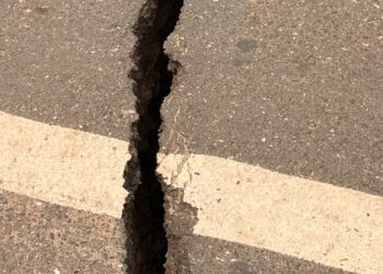 Fissures sur des bâtiments et routes à Nongo : le ministre de l&rsquo;habitat ordonne des évacuations d’urgence