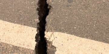 Fissures sur des bâtiments et routes à Nongo : le ministre de l&rsquo;habitat ordonne des évacuations d’urgence