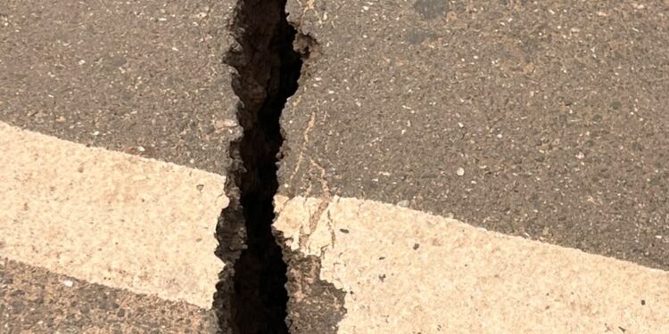 Fissures sur des bâtiments et routes à Nongo : le ministre de l&rsquo;habitat ordonne des évacuations d’urgence