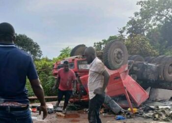 Boffa : un camion-remorque se renverse et fait deux morts