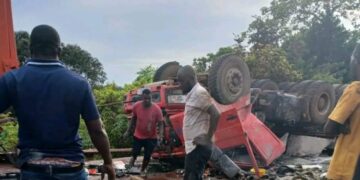 Boffa : un camion-remorque se renverse et fait deux morts