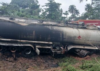 Nzérékoré : un camion-citerne de carburant  se renverse et prend feu