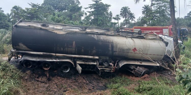 Nzérékoré : un camion-citerne de carburant  se renverse et prend feu