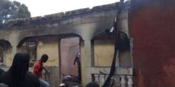Drame à Lola : une femme de 35 ans, mère de sept enfants, meurt dans l&rsquo;incendie de sa maison à Kpèlè-Koly