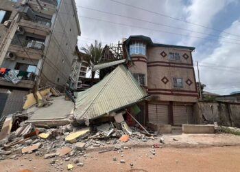 Effondrement d’un duplex à Lambanyi: la peur gagne les habitants face aux maisons fissurées